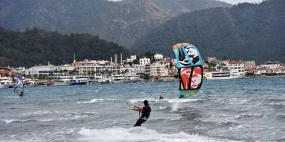 Marmaris'te adrenalin tutkunlarının keşişlemede sörf keyfi