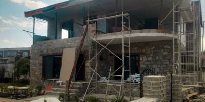 Nazilli'de inşaat iskelesinden düşen 2 işçi yaralandı