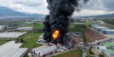 İzmir'de kimyasal malzemelerin bulunduğu depoda yangın çıktı