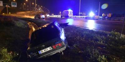 İzmir'de şarampole devrilen otomobilin sürücüsü aracını terk etti