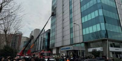 Zeytinburnu'nda 12 katlı iş merkezinde yangın çıktı