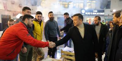 Cumhur İttifakı'nın İzmir adayı Dağ, hal esnafıyla sahur yaptı