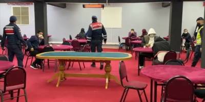 İzmir'de kumar oynayan ve Kovid-19 tedbirlerini ihlal eden 24 kişiye para cezası