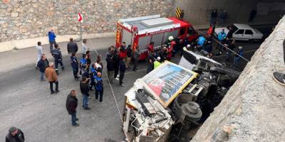 Muğla'da devrilen çöp kamyonunun sürücüsü öldü