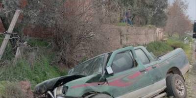 Manisa'da şarampole devrilen kamyonetin sürücüsü öldü