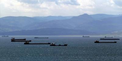 Meteorolojinin fırtına uyarısı sonrası yük gemileri Sinop'un doğal limanına sığındı