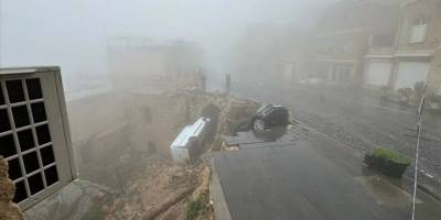 Mardin'de sağanak nedeniyle çöken yoldaki 2 araç zarar gördü