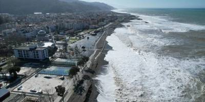 Fırtına nedeniyle Karadeniz'de oluşan dev dalgalar sahil şeridine zarar verdi