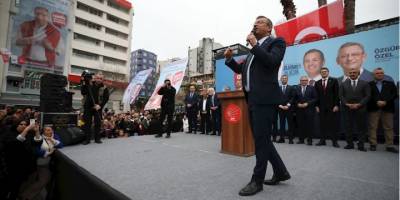 CHP Genel Başkanı Özel, Bandırma'da vatandaşlarla bir araya geldi