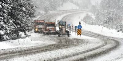 Kars'ta kar nedeniyle 58 köy yolu kapandı, mahsur kalan 15 araç kurtarıldı