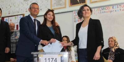 CHP Genel Başkanı Özel, oyunu Manisa'da kullandı