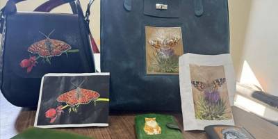 Eşinin makro fotoğrafladığı canlıları deri üzerine işleyerek ürünlerini renklendiriyor