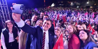 Cumhuriyet Meydanı'nda büyük coşku! Cemil Tugay'dan zafer konuşması