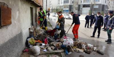 Yalnız yaşayan adamın evinden 4 kamyon çöp çıktı