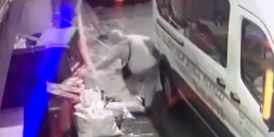 Yaşlı kadın kapağı çalınan rögara düştü