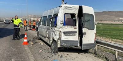 Kayseri'de kamyon ve iki işçi servisinin karıştığı trafik kazasında 10 işçi yaralandı