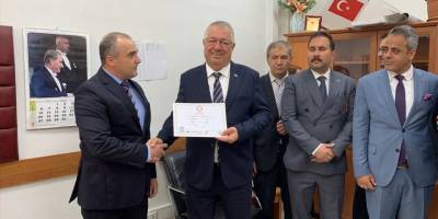 Edremit Belediye Başkanı Mehmet Ertaş mazbatasını aldı