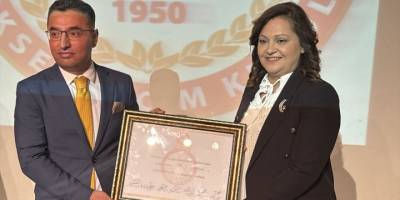 Afyonkarahisar Belediye Başkanı Burcu Köksal mazbatasını aldı