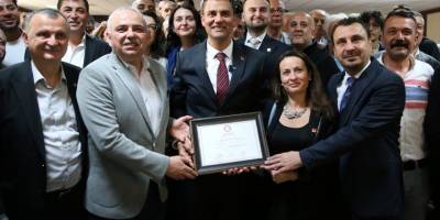 Manisa Büyükşehir Belediye Başkanı Zeyrek, mazbatasını aldı