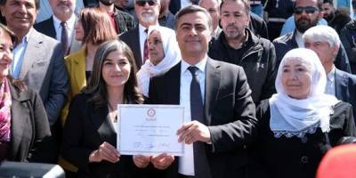 Van Büyükşehir Belediye Başkanı Zeydan, mazbatasını aldı