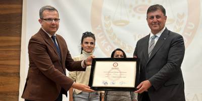 İzmir Büyükşehir Belediye Başkanı Cemil Tugay, mazbatasını aldı