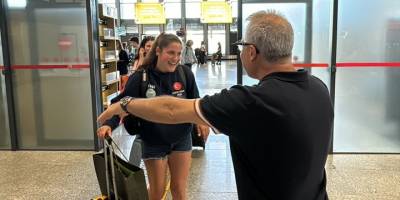 Yüzücü Aysu Türkoğlu'na Milas-Bodrum Havalimanı'nda karşılama töreni düzenlendi