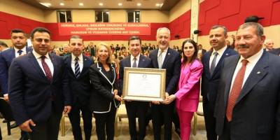 Muğla Büyükşehir Belediye Başkanı Aras, mazbatasını aldı