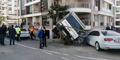 Aliağa’da freni patlayan kamyon iki aracı biçti, istinat duvarını yıktı