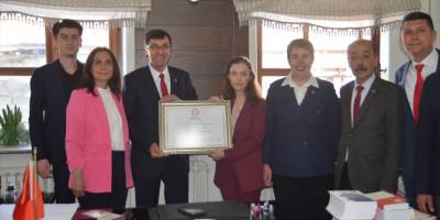 Kütahya Belediye Başkanı Eyüp Kahveci mazbatasını aldı