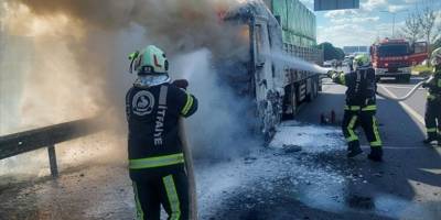 Denizli'de yangın çıkan tır kullanılamaz hale geldi