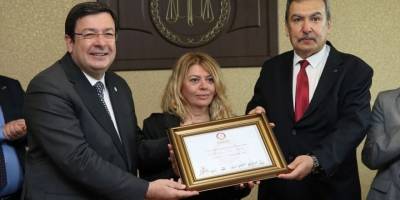 Çanakkale Belediye Başkanı Muharrem Erkek, mazbatasını aldı