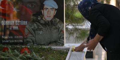 İzmir'de şehit yakınları bayram öncesi şehitliği ziyaret etti