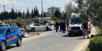 Antalya'da midibüs ve otomobilin çarpışması sonucu 29 kişi yaralandı