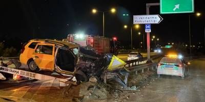 İzmir'de otoyolda bariyere çarpan taksideki 1 kişi öldü, 5 kişi yaralandı
