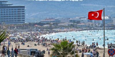 Bayram hareketliliği yaşayan Çeşme'de deniz sezonu erken açıldı