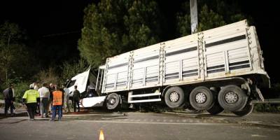 Denizli'de tırın çarptığı otomobildeki 6 kişi yaralandı