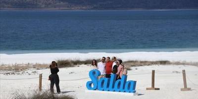 "Türkiye'nin Maldivleri" Salda Gölü bayram tatilinde her gün binlerce kişiyi ağırlıyor