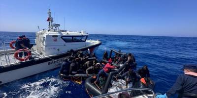 Muğla açıklarında can sallarındaki 52 düzensiz göçmen kurtarıldı