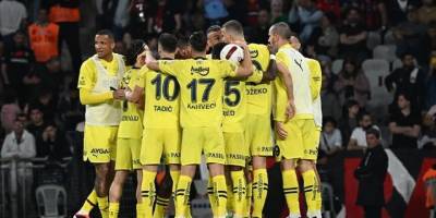 Fenerbahçe, VavaCars Fatih Karagümrük'ü deplasmanda 2-1 mağlup etti