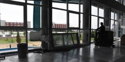 Van'da konser girişinde yaşanan yoğunluk nedeniyle spor salonunun cam ve kapıları kırıldı