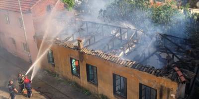 Aydın'da metruk bina, çıkan yangında kullanılamaz hale geldi