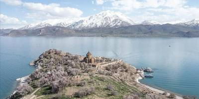 Fotoğrafçılık öğrencileri badem ağaçlarının çiçek açtığı Akdamar Adası'nı görüntüledi