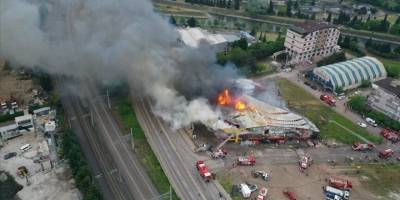Kocaeli'de market deposunda çıkan yangına müdahale ediliyor