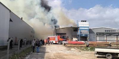İnegöl'de mobilya fabrikasında çıkan yangına müdahale ediliyor