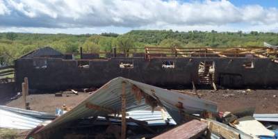 Uşak'ta fırtına nedeniyle bazı ev ve ahırların çatısı uçtu