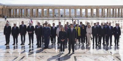 İzmir Büyükşehir Belediye Başkanı Tugay ve beraberindeki heyet, Anıtkabir'i ziyaret etti