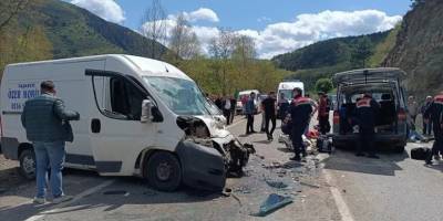 Bolu'da iki panelvan çarpıştı, 3'ü ağır 15 kişi yaralandı