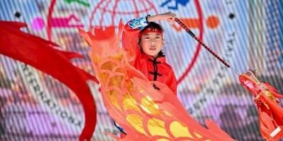 Dünyanın dört bir yanından gelen çocuklar dans gösterisi sundu