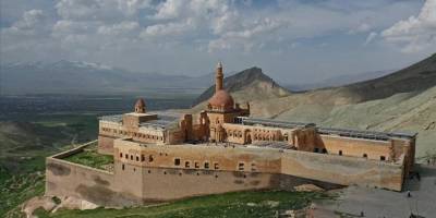 Turistler "Turizm Haftası"nda da rotayı İshak Paşa Sarayı'na çevirdi