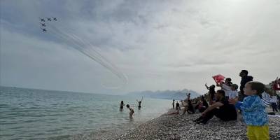 Türk Yıldızları Antalya semalarında gösteri uçuşu yaptı